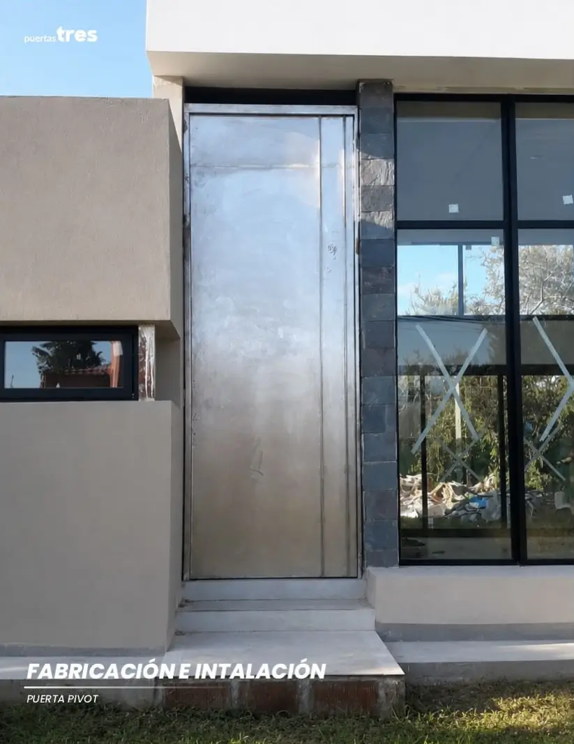 Puerta pivotante Modelo Tirador — foto 2 de 3